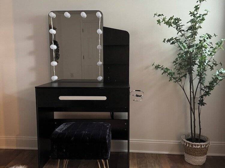 هتل Charming May Street Retreat