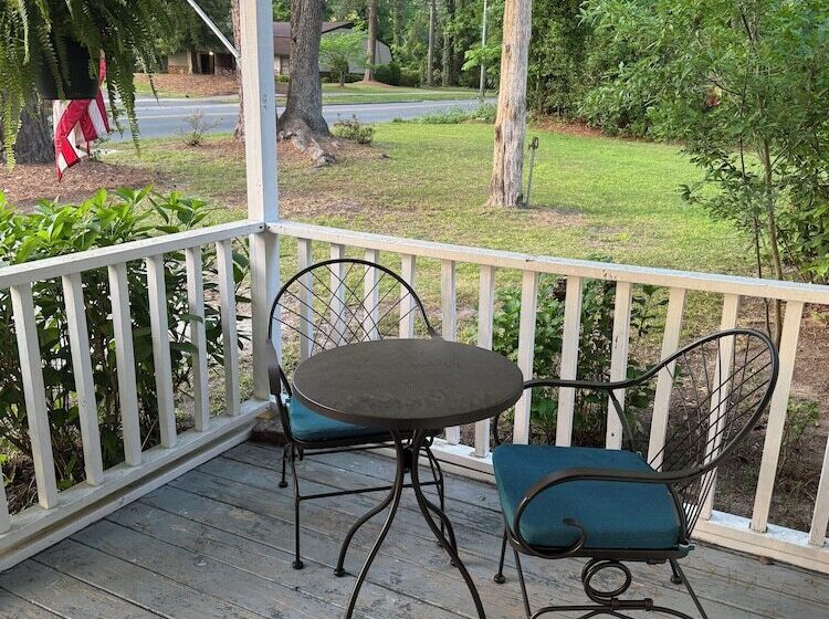 هتل Charming May Street Retreat