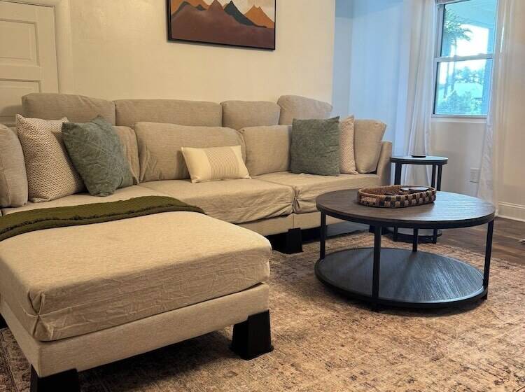 هتل Charming May Street Retreat