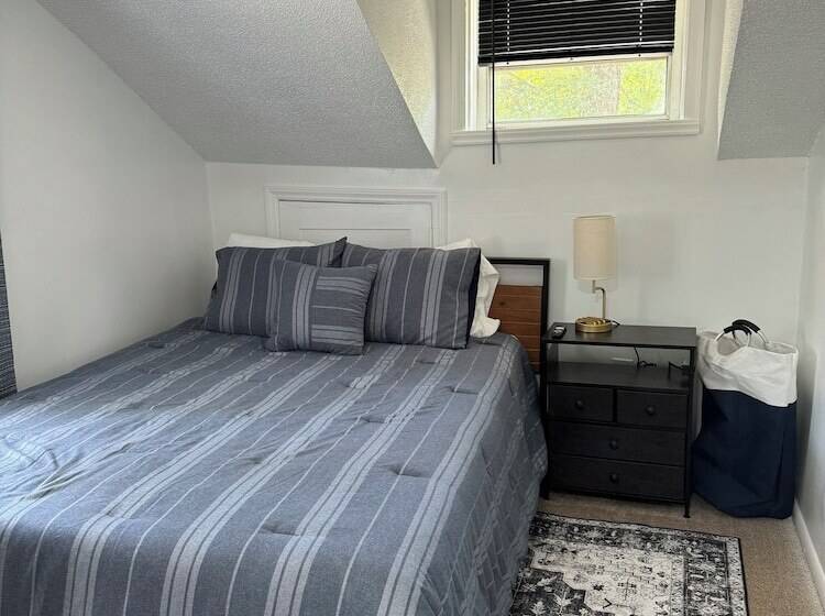 هتل Charming May Street Retreat