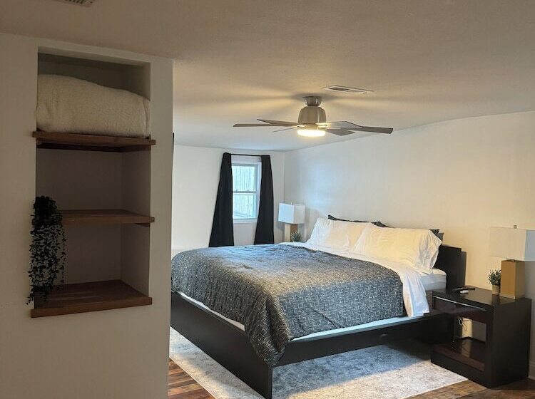 هتل Charming May Street Retreat