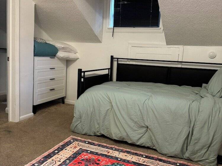 هتل Charming May Street Retreat