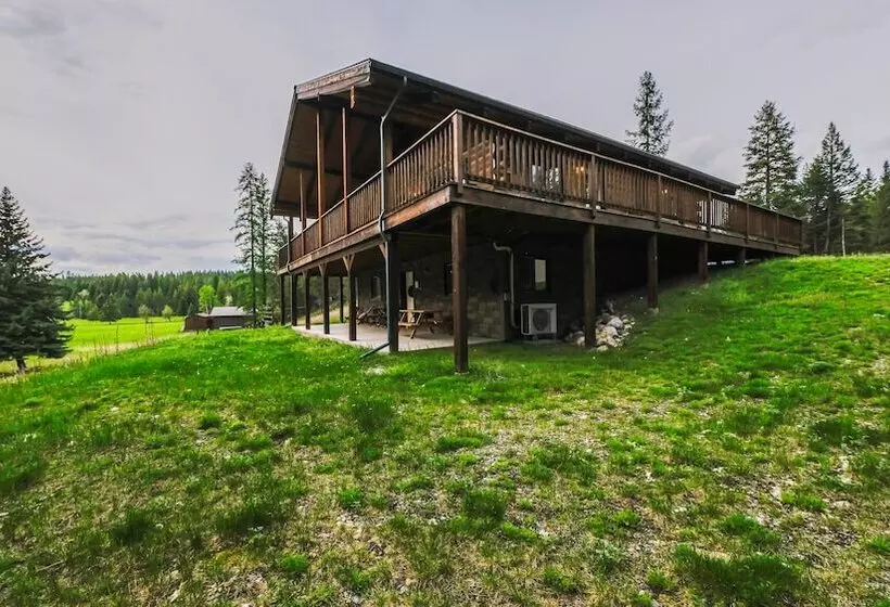 Larch Lodge Secluded Cabin!