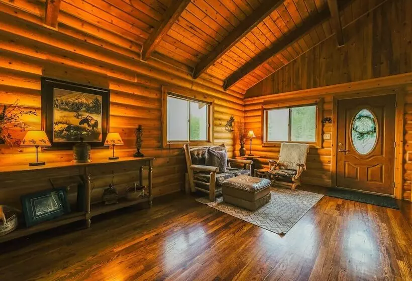 Larch Lodge Secluded Cabin!