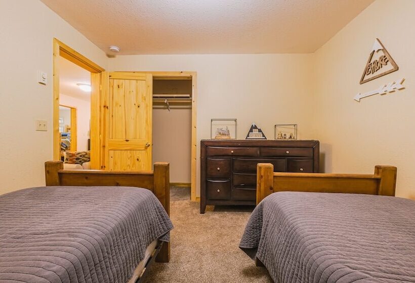 Larch Lodge Secluded Cabin!