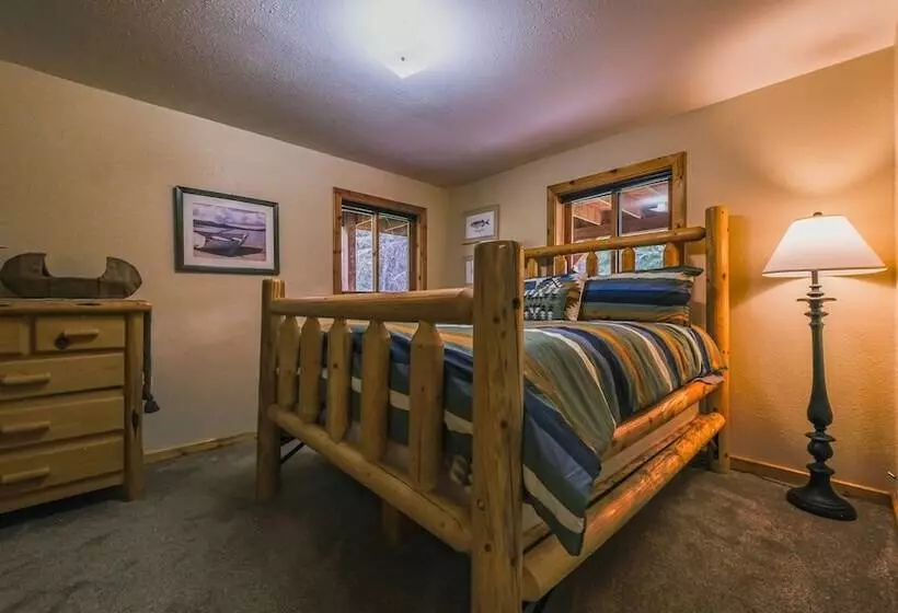 Larch Lodge Secluded Cabin!