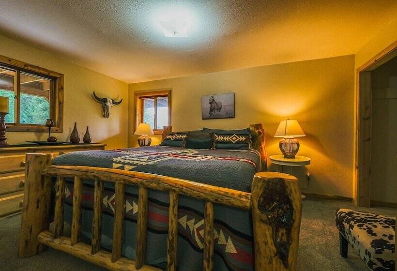 Larch Lodge Secluded Cabin!