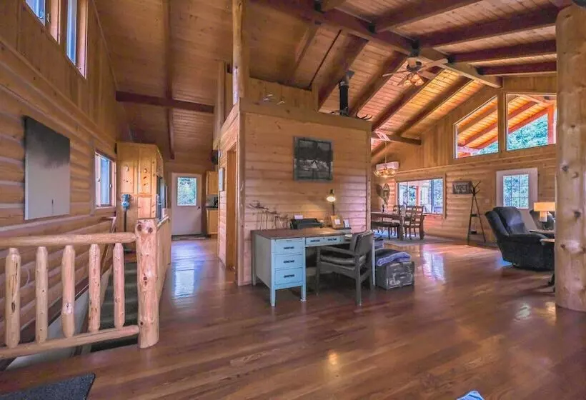 Larch Lodge Secluded Cabin!