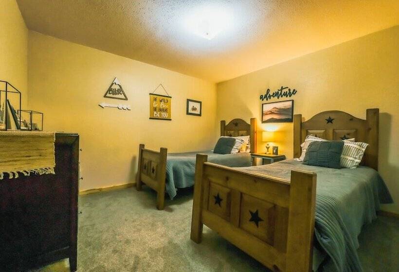 Larch Lodge Secluded Cabin!