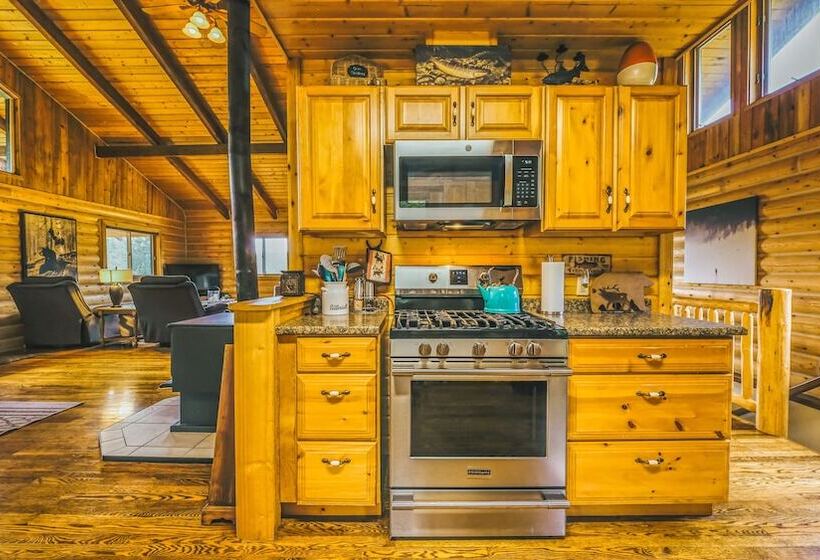 Larch Lodge Secluded Cabin!