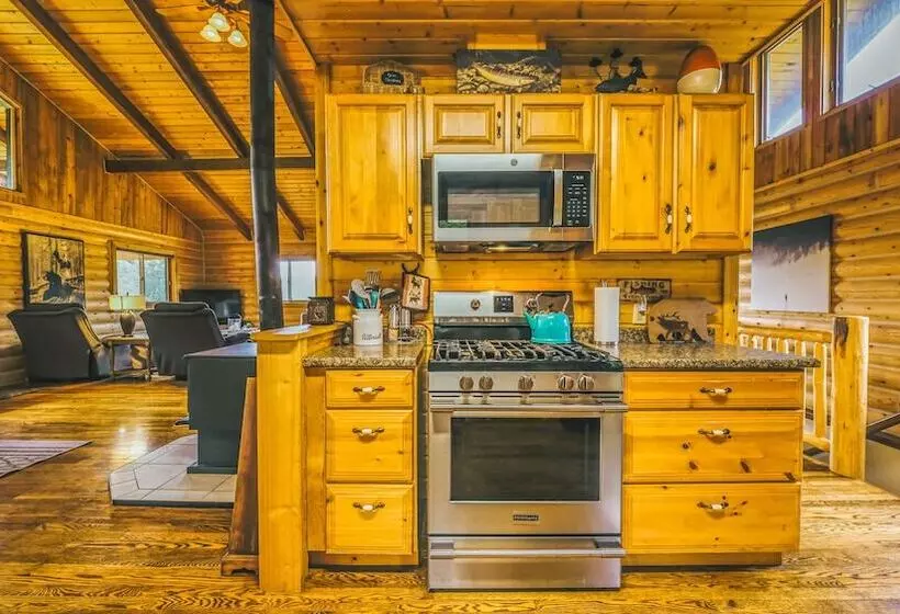 Larch Lodge Secluded Cabin!