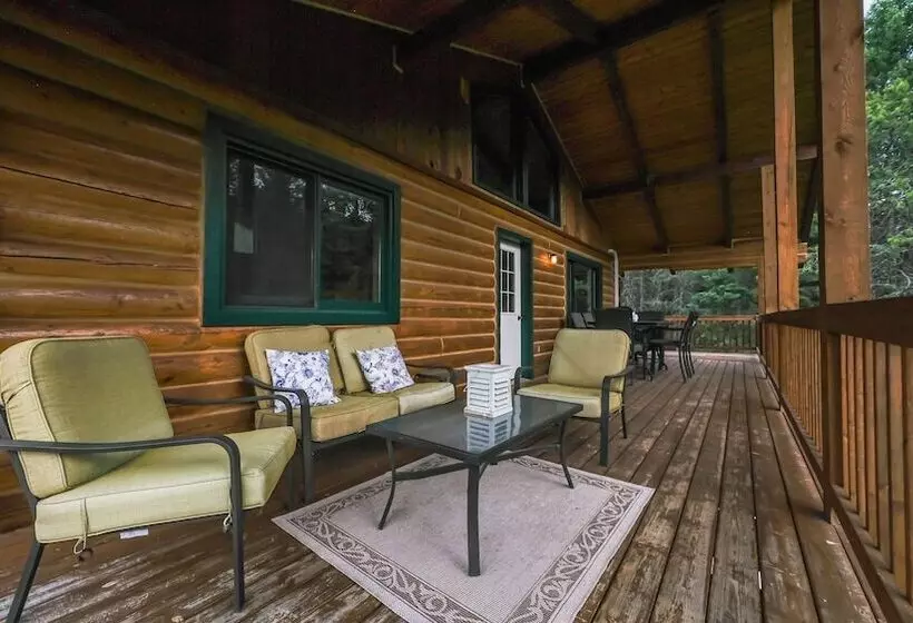 Larch Lodge Secluded Cabin!