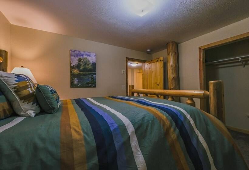 Larch Lodge Secluded Cabin!