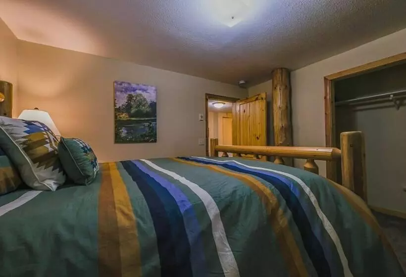 Larch Lodge Secluded Cabin!