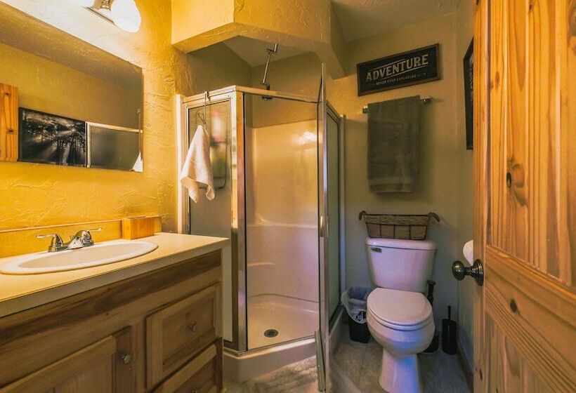 Larch Lodge Secluded Cabin!