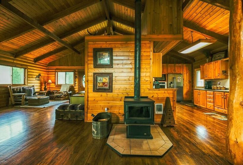 Larch Lodge Secluded Cabin!