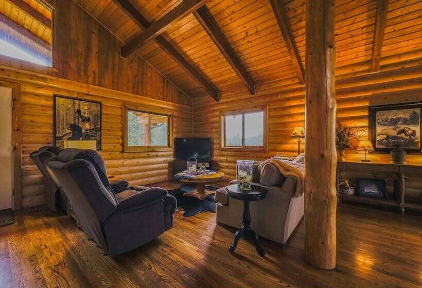 Larch Lodge Secluded Cabin!