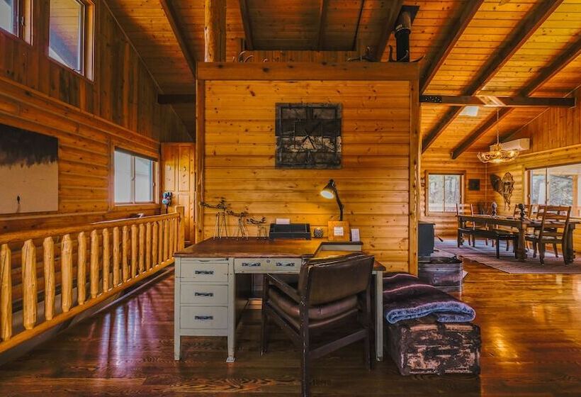 Larch Lodge Secluded Cabin!