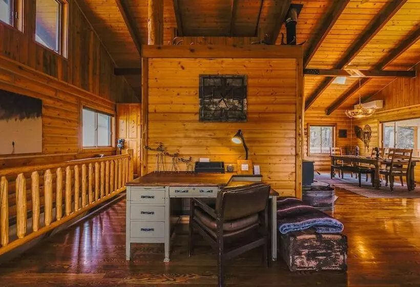Larch Lodge Secluded Cabin!