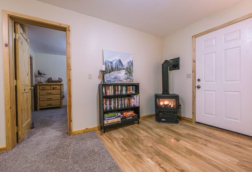 Larch Lodge Secluded Cabin!