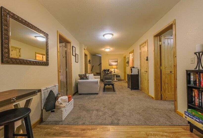 Larch Lodge Secluded Cabin!