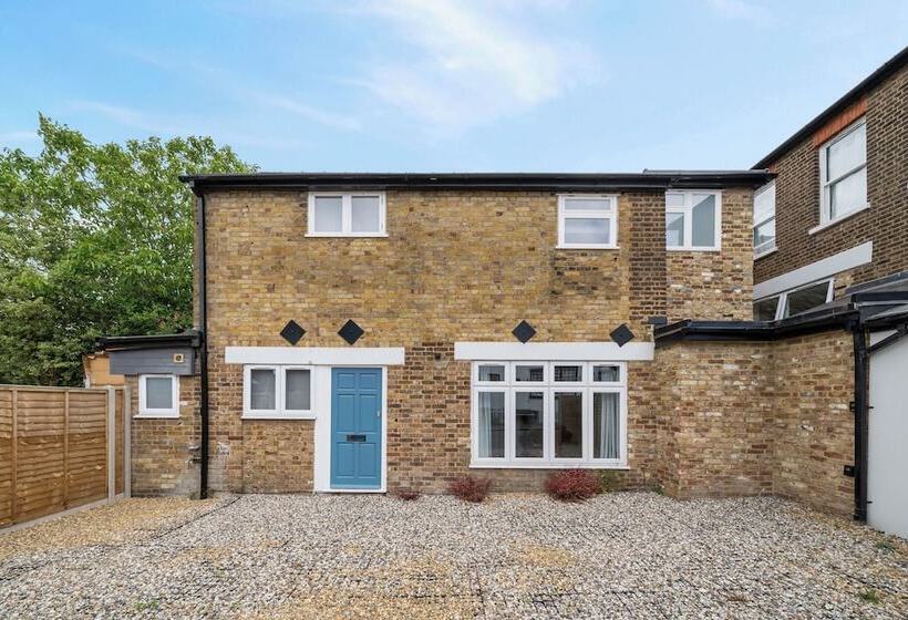 ペンション Sebright House