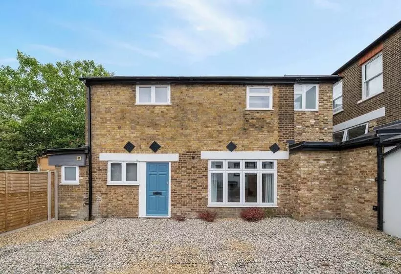 Majatalo Sebright House