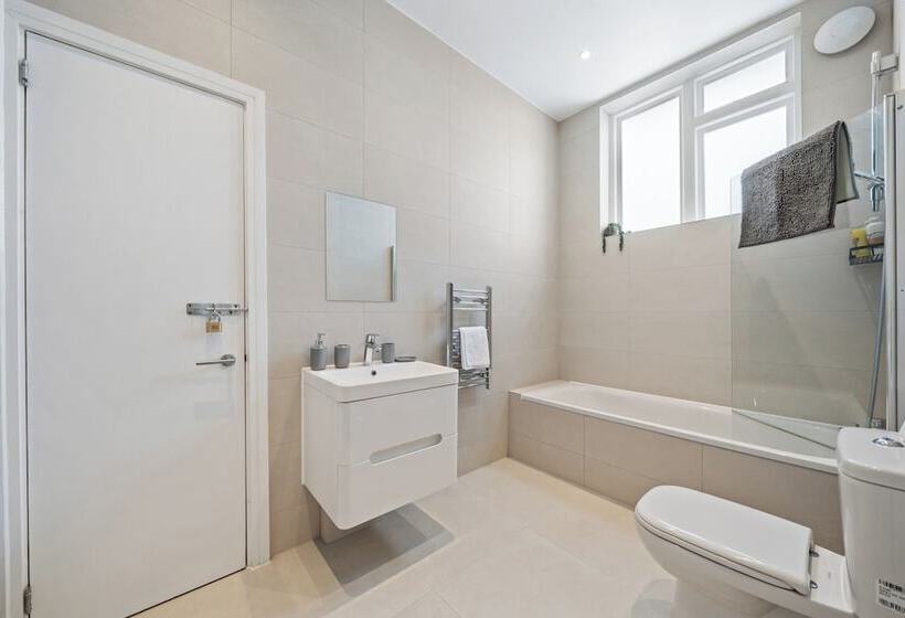 ペンション Sebright House