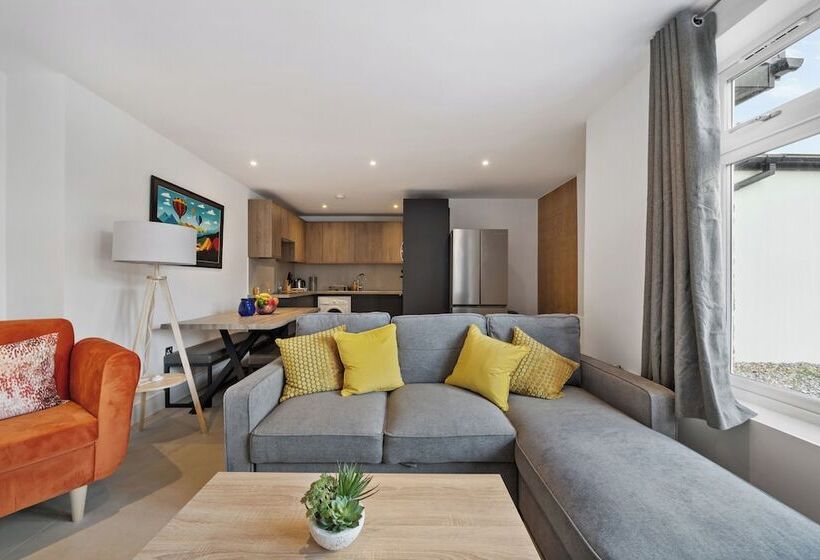 ペンション Sebright House