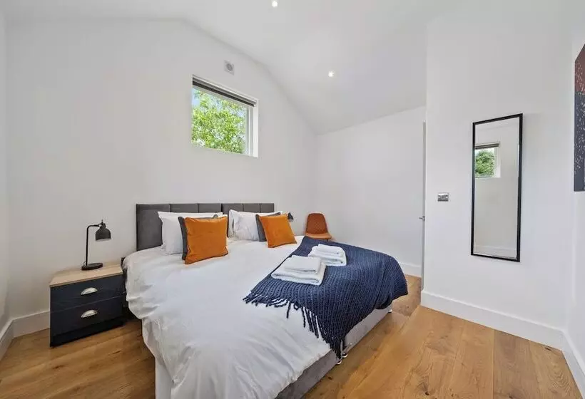 Majatalo Sebright House