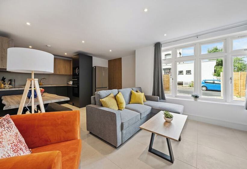 ペンション Sebright House