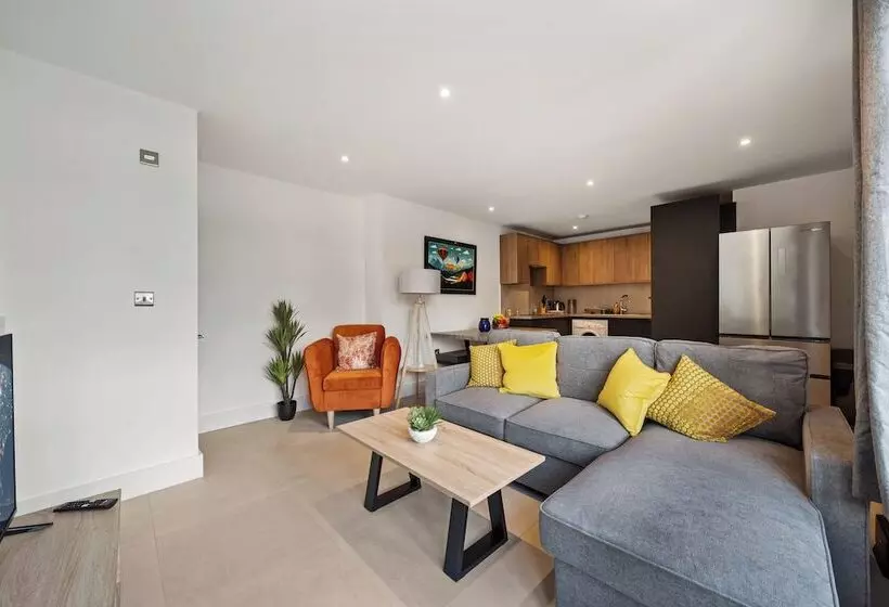 Majatalo Sebright House