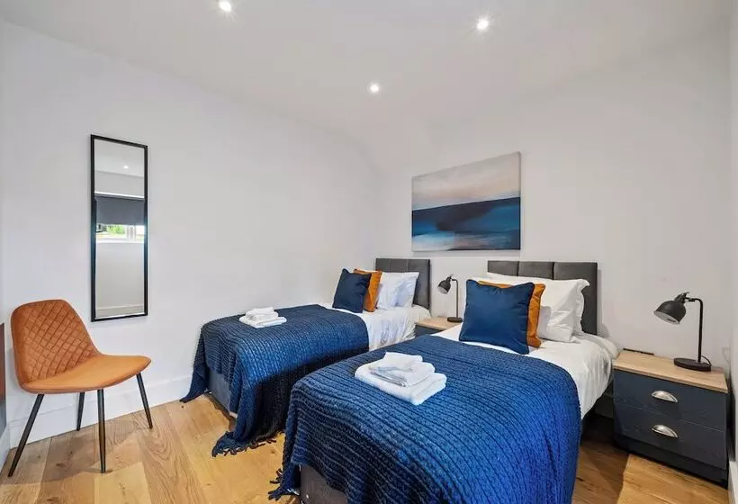 Majatalo Sebright House