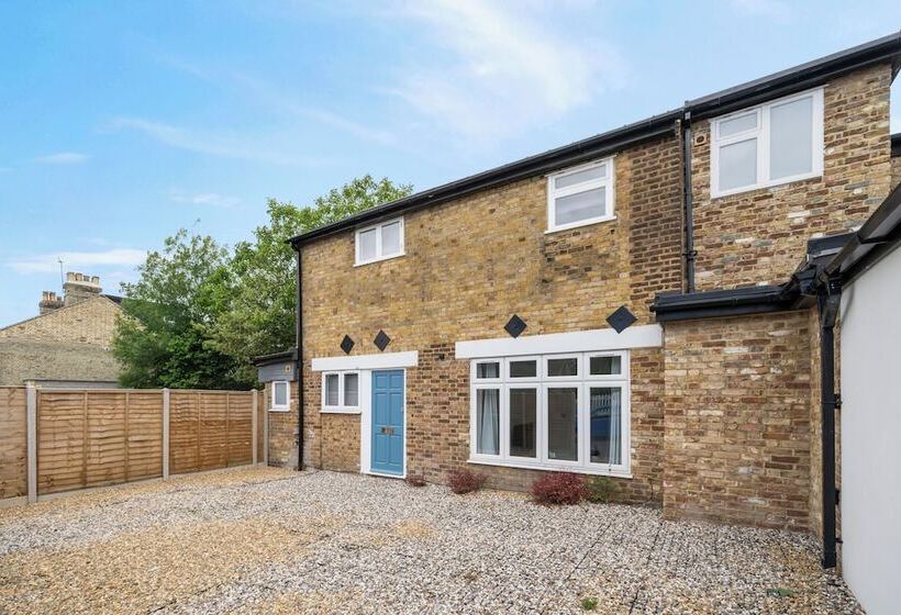 ペンション Sebright House