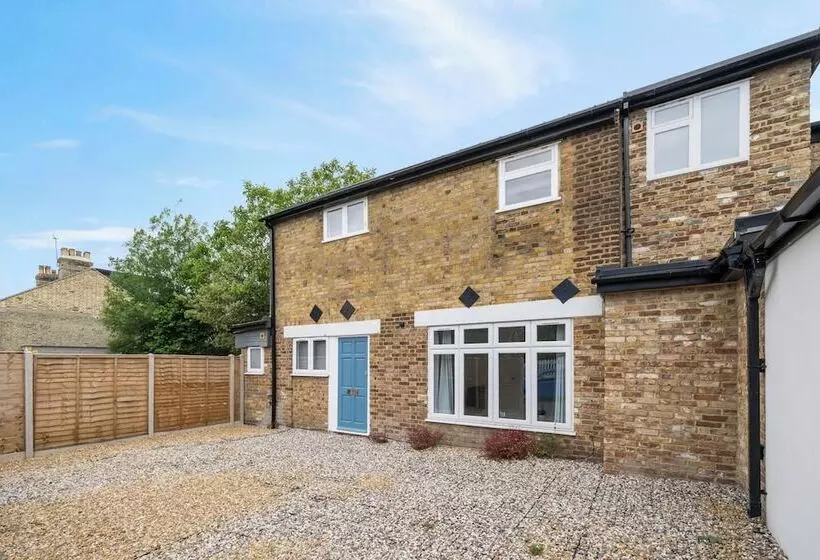 Majatalo Sebright House