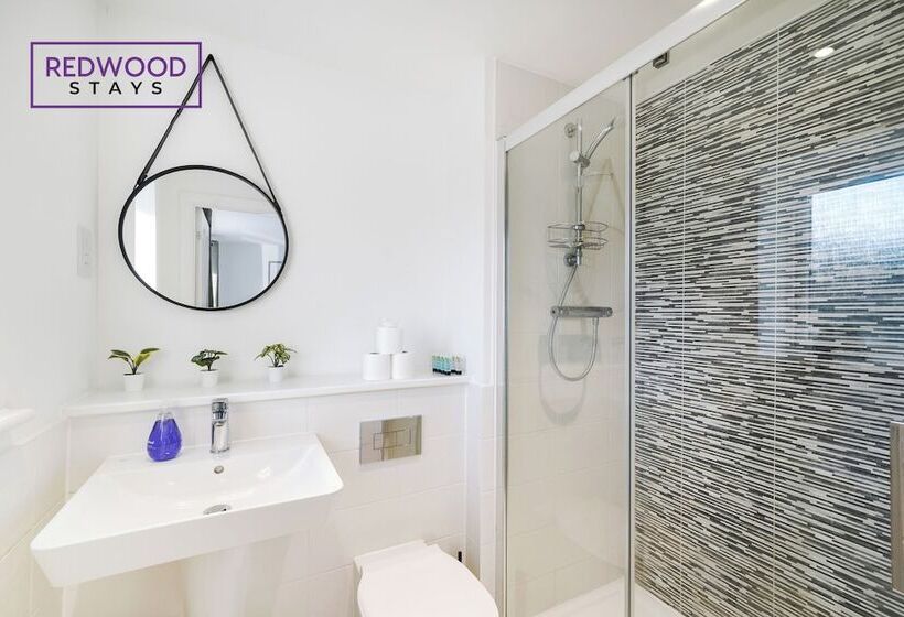 펜션 Woolhampton Drive House By Redwood Stays