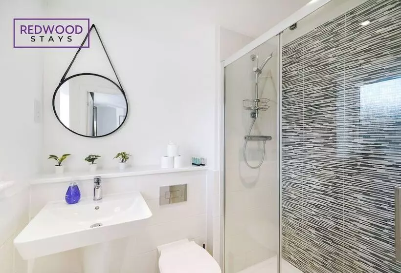 Majatalo Woolhampton Drive House By Redwood Stays