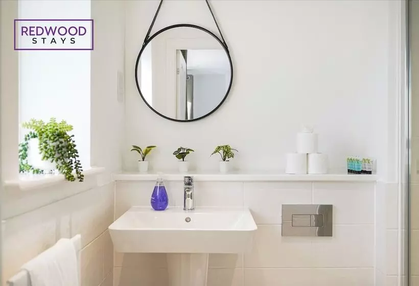 Majatalo Woolhampton Drive House By Redwood Stays