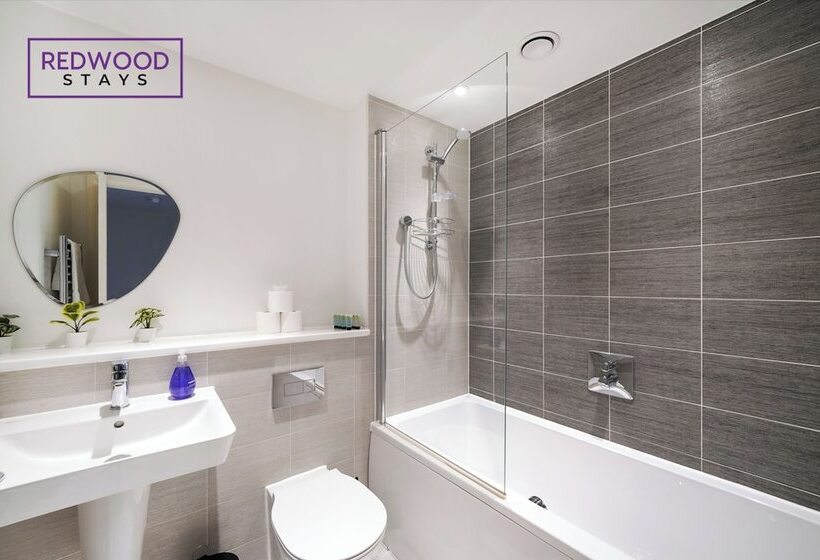 펜션 Woolhampton Drive House By Redwood Stays