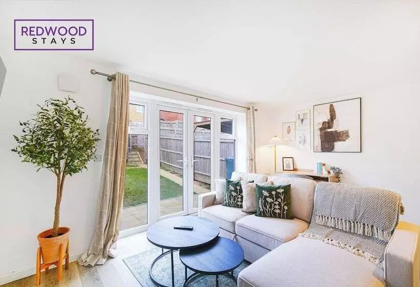 Majatalo Woolhampton Drive House By Redwood Stays