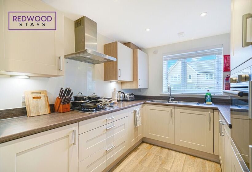 펜션 Woolhampton Drive House By Redwood Stays