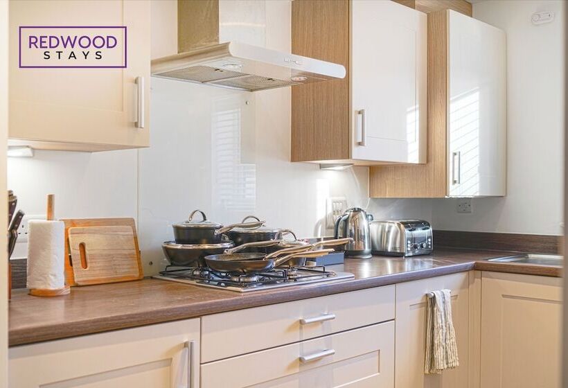 펜션 Woolhampton Drive House By Redwood Stays