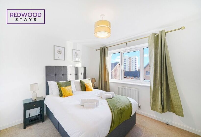 펜션 Woolhampton Drive House By Redwood Stays