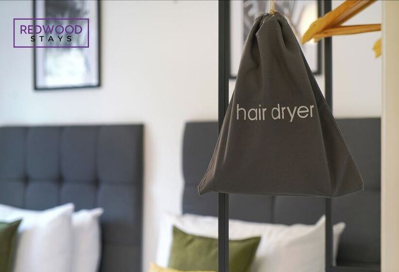 펜션 Woolhampton Drive House By Redwood Stays