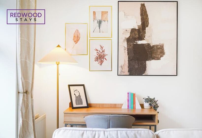 펜션 Woolhampton Drive House By Redwood Stays