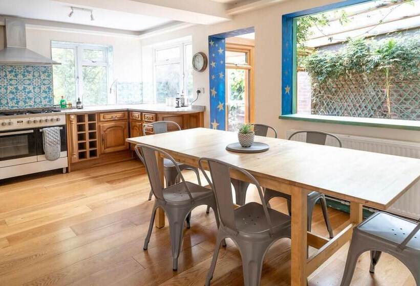 Residenza Charming Frome Retreat With 4 Bedrooms