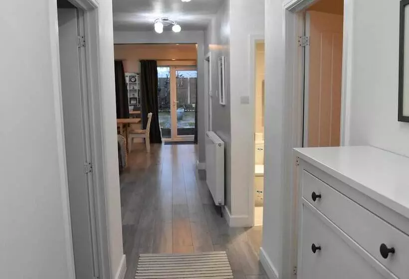 Residenssi Charming Wembley Home Near Wembley Stadium