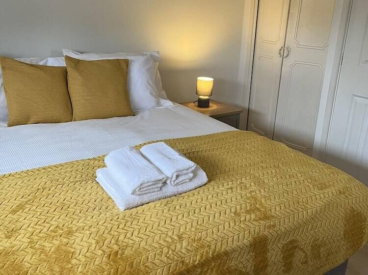 Residência Hive Stays, Sleeps 3, Free Parking, Wifi, Smart Tv