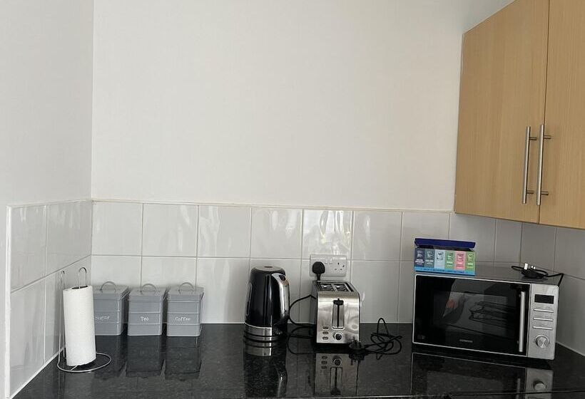 Residência Hive Stays, Sleeps 3, Free Parking, Wifi, Smart Tv