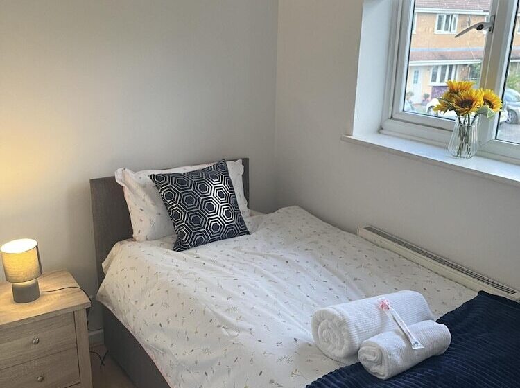 Residência Hive Stays, Sleeps 3, Free Parking, Wifi, Smart Tv